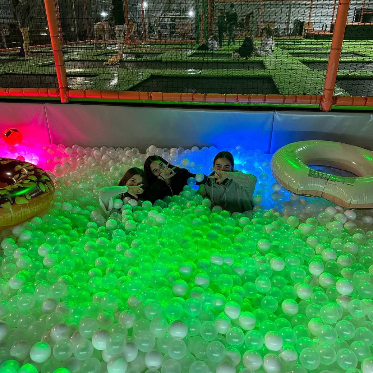 Explora un món de diversió en Buhda Jump!